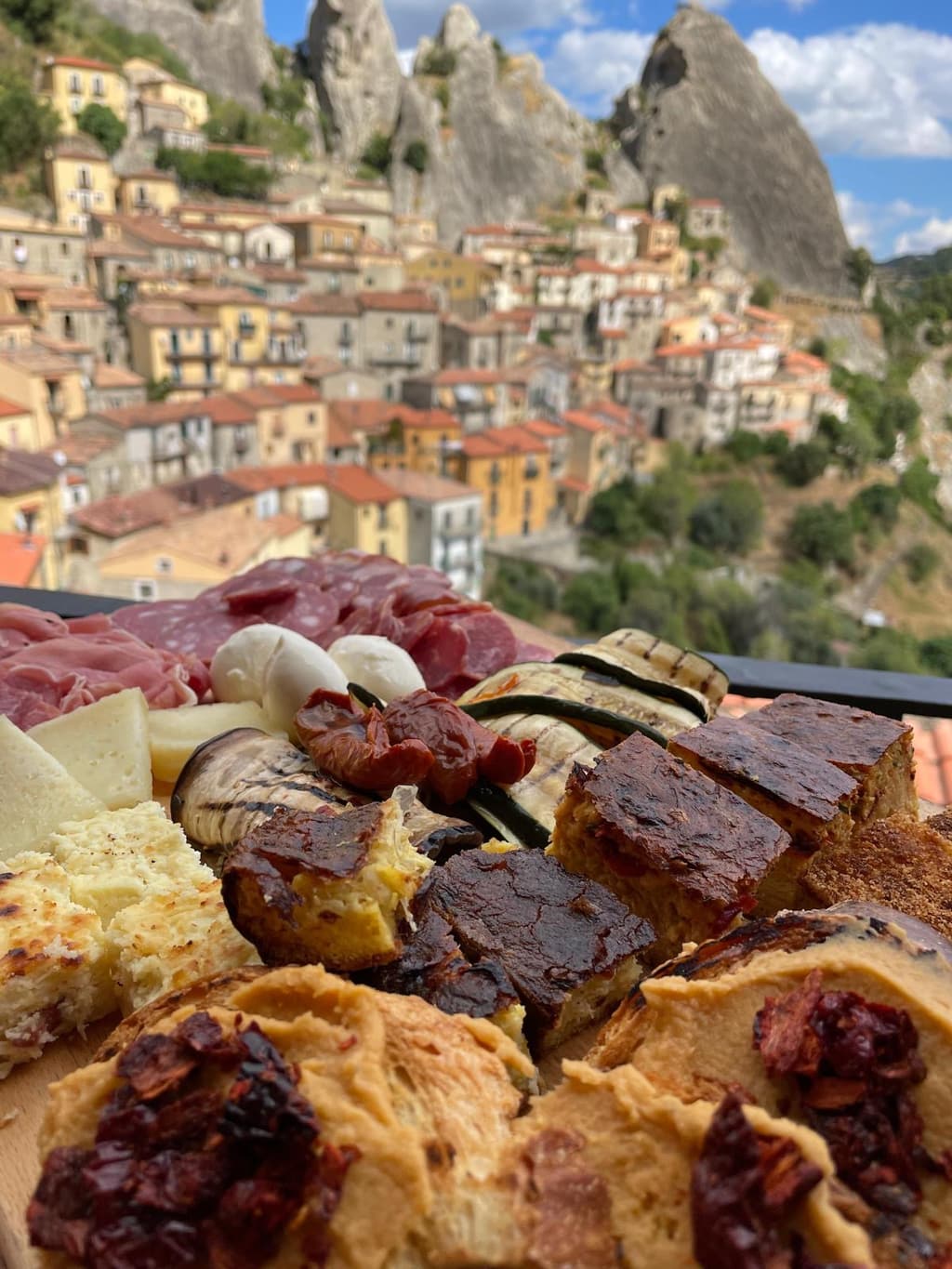 L'antipasto dello Scarpone: salumi, mozzarella, verdure grigliate e sformati.