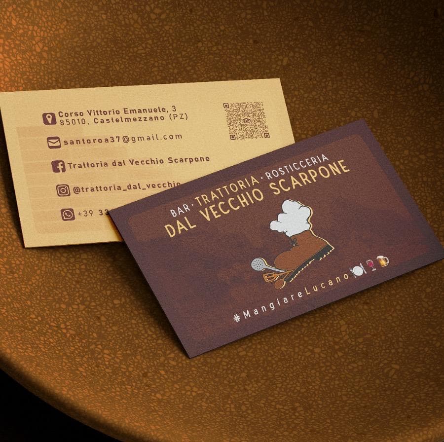 I biglietti da visita della trattoria: davanti marrone con il logo, dietro ocra con indirizzo, email e contatti.