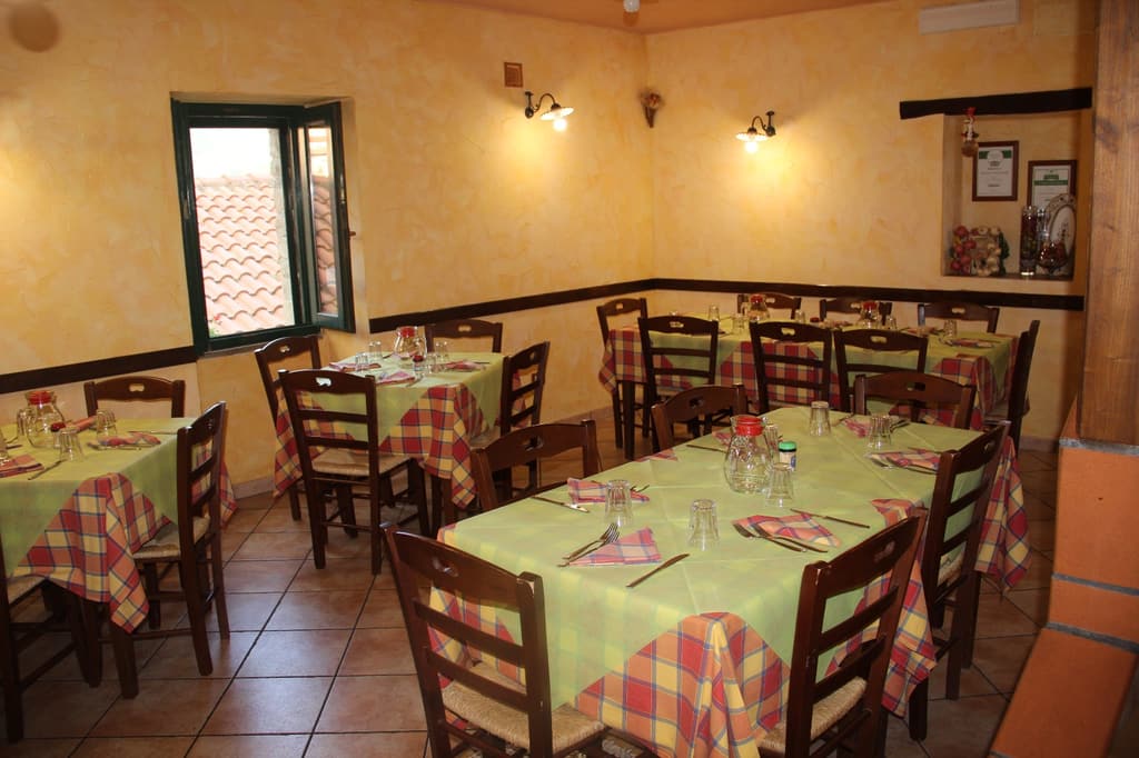 La sala con le tovaglie a quadri verdi e rosse.